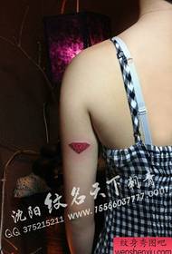 dievča rameno krásne malé farebné diamantové tetovanie vzor