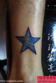 Popularna noga vrlo zgodna je zvjezdani uzorak tetovaže sa petokrakom