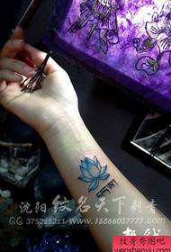 tjejer Arm liten och populär färg lotus tatuering mönster
