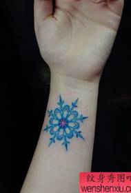 modèle de tatouage de flocon de neige belle filles sur le poignet