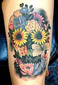 Popularna ličnost cvjetnog uzorka tetovaže