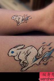 腿可愛的白色兔子紋身圖案
