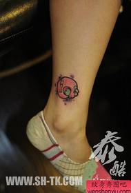 un pequeno e fermoso patrón de tatuaxe na perna da nena