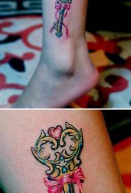jente ben mote farge liten nøkkel tatovering mønster