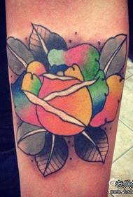 krah i mirë duke kërkuar modelin e tatuazheve Rose Colorful popullore