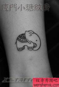 ຂາສາວໆນິຍົມຮູບແບບ tattoo ຊ້າງງາມ