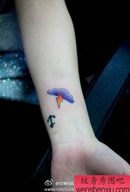 modello del tatuaggio del lampo della nuvola nera piccola del polso della ragazza