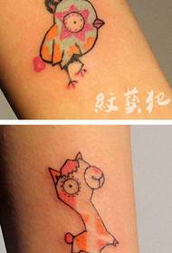 simpatici pulcini e tatuaggi di cervi sulle gambe