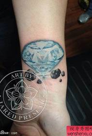мали и популарни узорак тетоваже малог дијаманта у боји