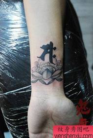 girl wrist popus ງາມແລະຮູບແບບ tattoo ແບບສັນສະກິດ