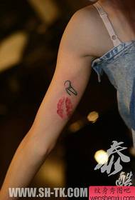 lány hátán belül a kicsi népszerű ajakprés tetoválás mintázat