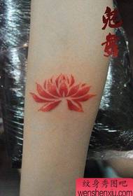 ragazza braccio piccolo e popolare modello di tatuaggio di loto totem spinoso