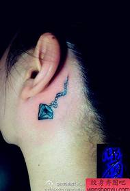 orecchio di ragazze piccolo e chiaro modello del tatuaggio del diamante