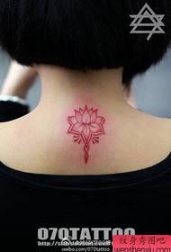 meisjes terug kleine en prachtige gekleurde lotus tattoo patroon
