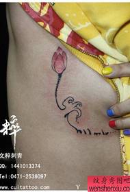 vakkert bryst bare vakkert lite lotus og bokstav tatoveringsmønster