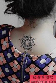 소녀 다시 목 작은 고전적인 인도 스타일 토템 문신 패턴