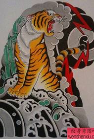 klassinen vanha perinteinen tiikeri-tatuointi käsikirjoitus