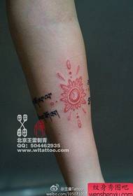mkono wa msichana ndogo na wazi prickly totem muundo wa tattoo