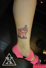 una bella foto di tatuaggi di elefanti sulla caviglia