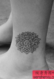 muundo mzuri wa tattoo ya lotus kwa miguu nzuri