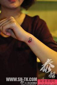 djevojke ruku slomljene male ljubavi uzorak tetovaža