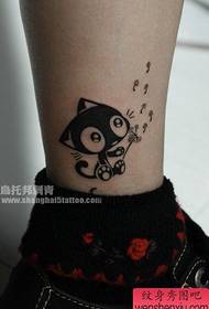 vajzat këmbët model shumë i lezetshëm i tatuazheve të maceve totem
