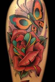 consiglia un bellissimo modello di tatuaggio rosa stile scuola