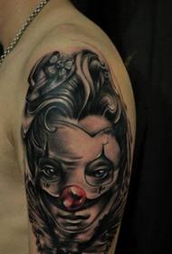 populārs klauna tetovējums uz lielās rokas