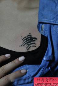 skaists krūšu totēma totēma zvaigznes tetovējuma raksts