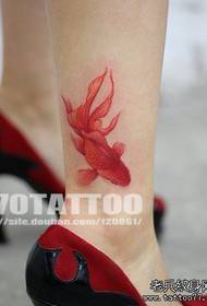 belle gambe della ragazza modello piccolo tatuaggio del pesce rosso