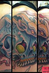 un tatuaggio tatuaggio europeo e americano sul braccio