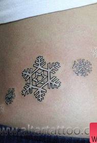 pola tato kepingan salju putih yang indah di pinggang