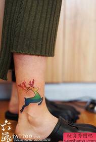 mali i popularni uzorak tetovaže jelena na nozi