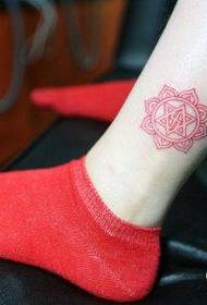Dziewczęce nogi tworzą piękny sześcioramienny wzór tatuażu gwiazdy i lotosu