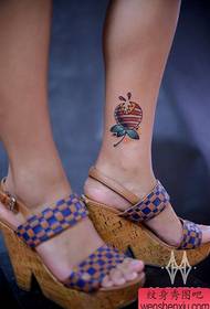 маленький леденец-узор с цветком татуировки людоеда на лодыжке девушки 169558 - маленький узор с татуировкой редиски на запястье