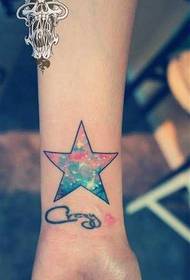 Modello di tatuaggio a stella a cinque punte stellato di moda popolare da polso da ragazza