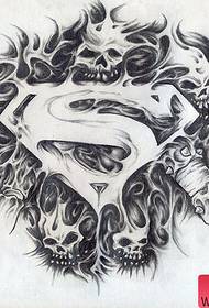 ein populäres populäres Supermannsymbol mit Schädeltätowierungsmanuskript