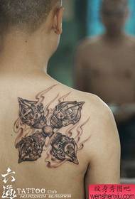 mužské zadní rameno klasické černé a bílé konjac tetování vzor