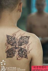 spalla classica maschile classica un modello di tatuaggio konjac bianco e nero