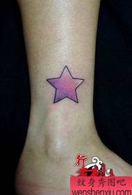Pernas da menina bonita e elegante pequeno padrão de tatuagem de estrela de cinco pontas
