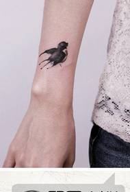 δημοφιλές θηλυκό μελάνι πιπίλισμα μοτίβο τατουάζ στον καρπό του κοριτσιού