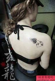 meitenes pleci Ayumi Hamasaki tetovējuma modeļa imitācija
