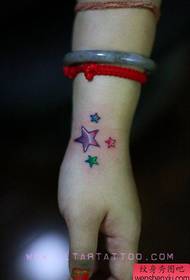 女孩的手美麗彩色五角星紋身圖案