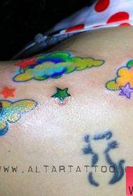 लड़की के कंधे का रंग चाँद सितारा टैटू पैटर्न