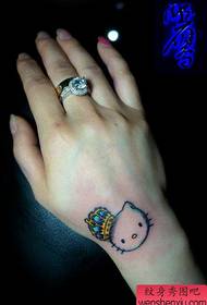 왕관 문신 패턴 소녀 손 귀여운 고양이