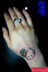 Mano di ragazza Cute cat cun mottu di tatuaggio di corona