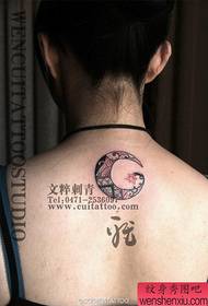 le ragazze tornano chiare e piccole tatuaggi di luna
