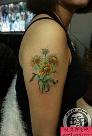 लड़की हाथ सुंदर लोकप्रिय सूरजमुखी फूल टैटू पैटर्न 169732 - हाथ के पीछे एक रंगीन 3 डी टैटू