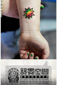 jente håndleddet populære utsøkte femspissede tatoveringsmønster
