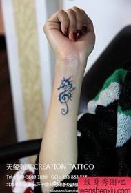 여자 손목 인기있는 멋진 노트와 해마 문신 패턴